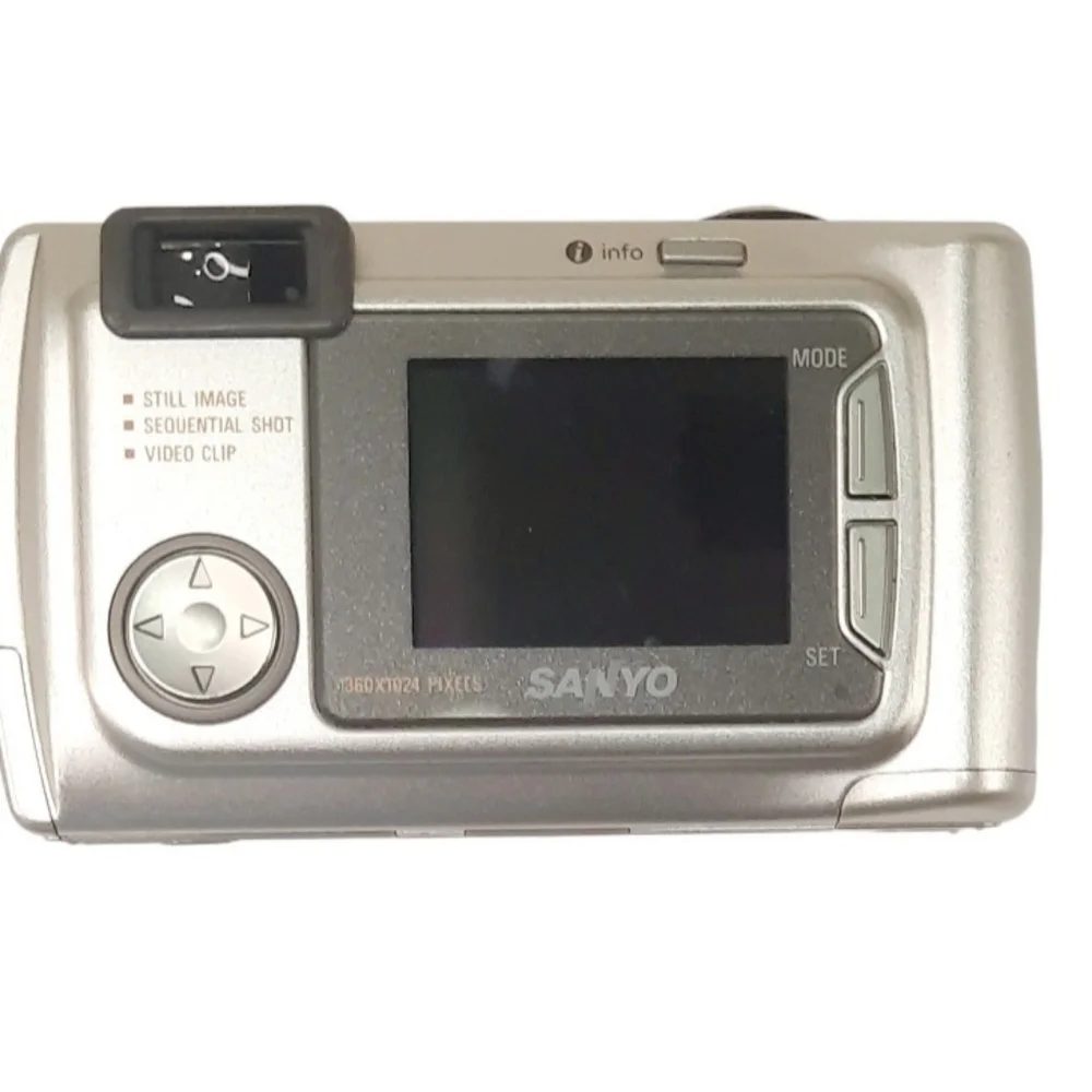 Vintage Sanyo VPC-SX500 digital camera with original packaging.